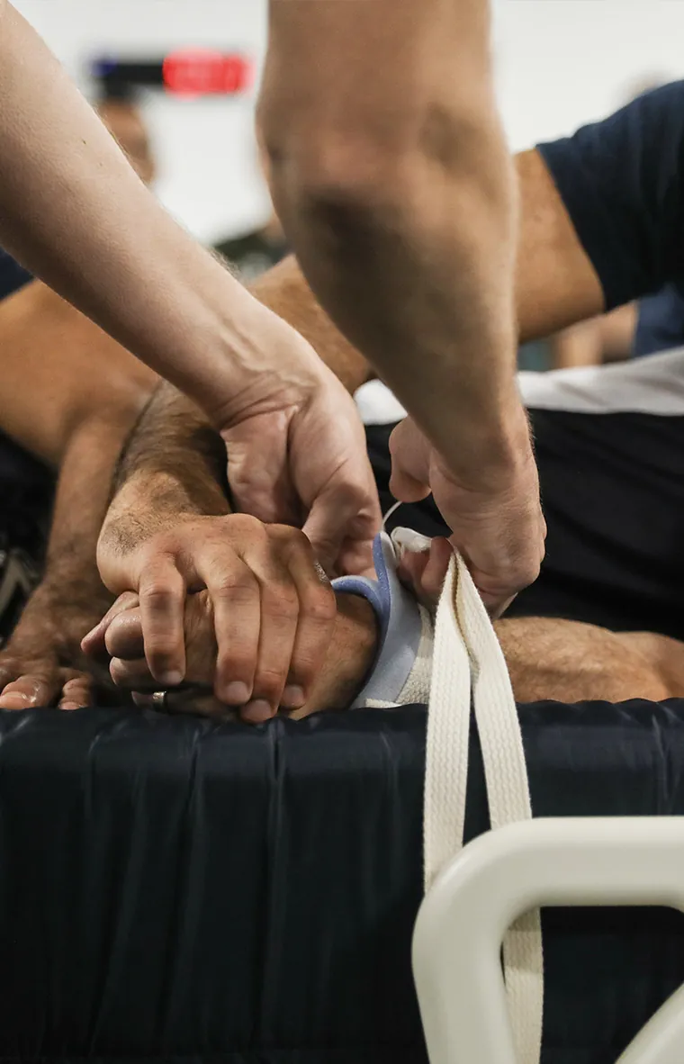 Gecontroleerde trainingssituatie waarin een team een gecontroleerde overgang naar een bed of brancard organiseert.