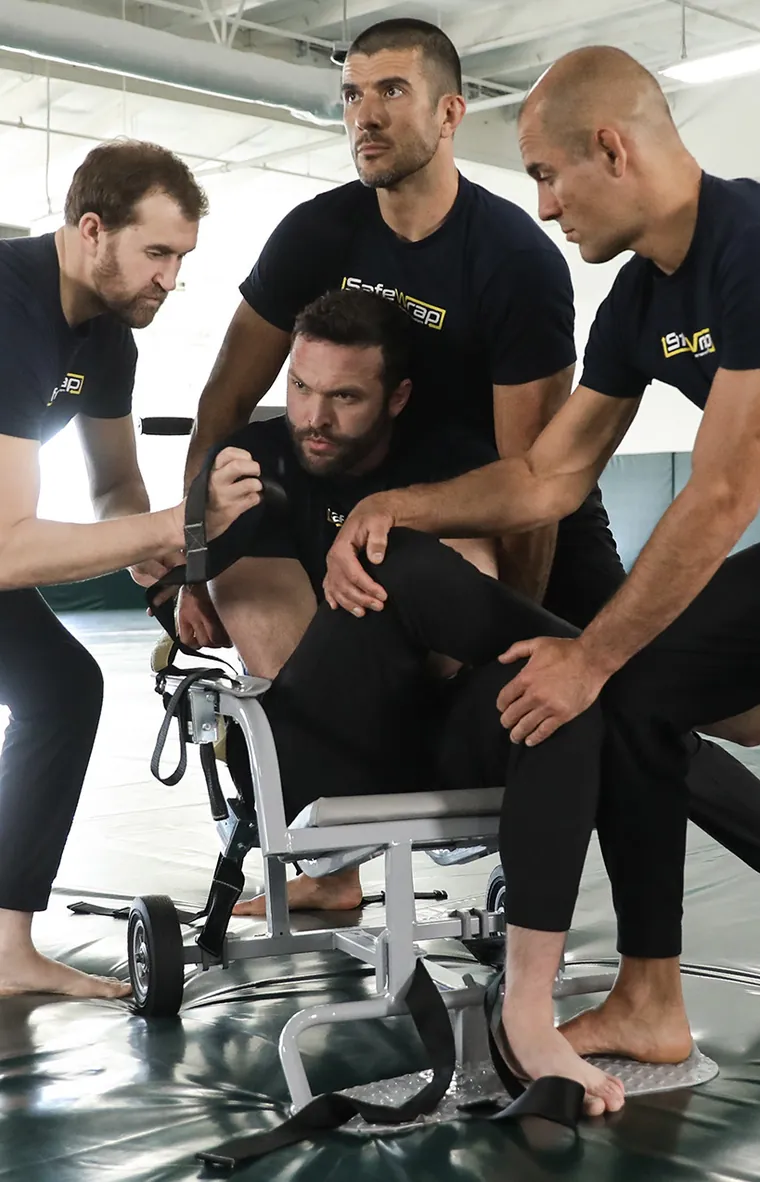 Gecontroleerde trainingssituatie waarin een team een gecontroleerde overgang naar een fixatiestoel organiseert.