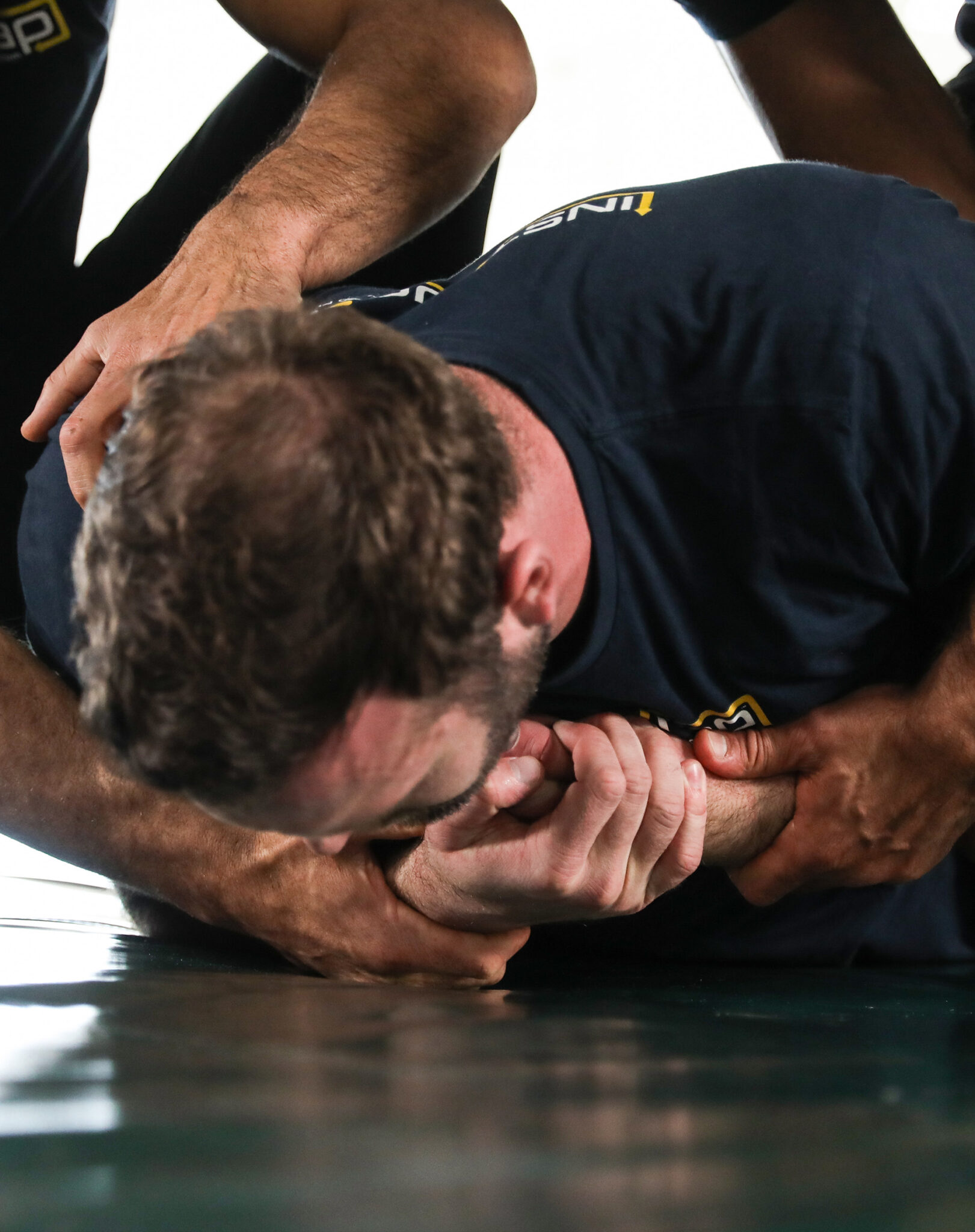 Gecontroleerde trainingssituatie waarin de handen in buikligging onder het lichaam buiten zicht raken.